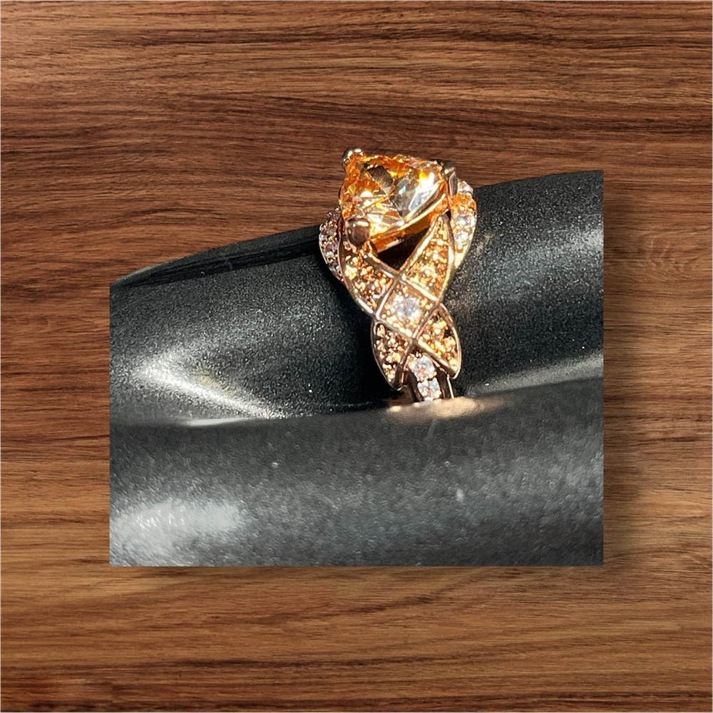 🍑Stunning peach colored rhinestone ring -trillion New